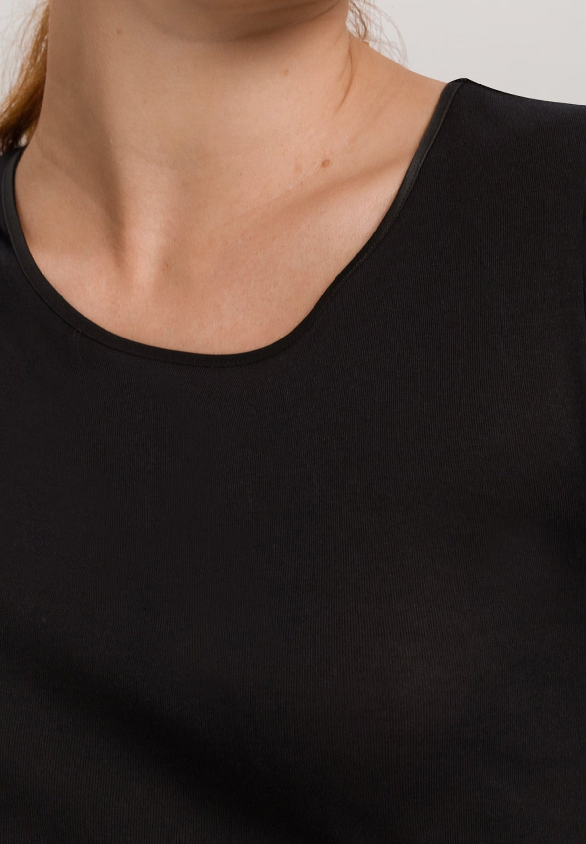 Hanro Cotton Seamless Crew T Black